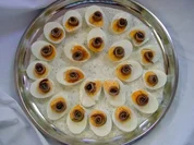 Kalte Platten : Eierplatte mit Sardellenröllchen auf Dillsoße - Rezept