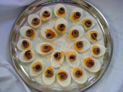 Kalte Platten : Eierplatte mit Sardellenröllchen auf Dillsoße - Rezept