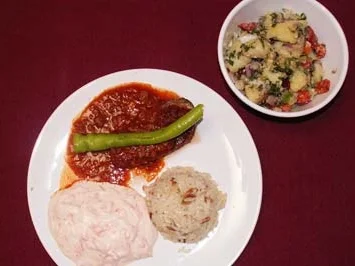 Gefüllte Aubergine, Knoblauchjoghurt mit Möhren, Kartoffelsalat, Reis - Rezept