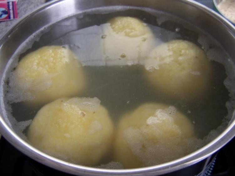Gefüllte Klöße mit Speckrahmsauce - Rezept