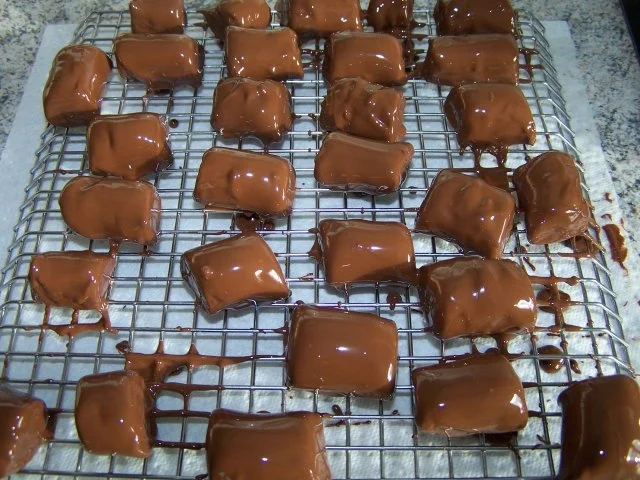 Rezept: Marzipan-Nougat-Pralinen Bild Nr. 4 Marzipan-Nougat-Pralinen - Rezept - Bild Nr. 4