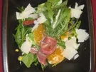 Salat mit Parmaschinken, Büffelmozzarella, Rucola, Minze und Dressing a la Isa - Rezept