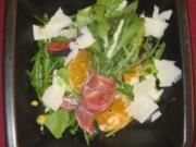 Salat mit Parmaschinken, Büffelmozzarella, Rucola, Minze und Dressing a la Isa - Rezept