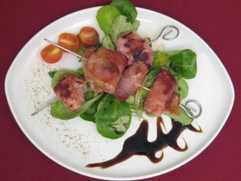 Dattel-, Feigen- und Aprikosenspießchen im Speckmantel an Feldsalat - Rezept