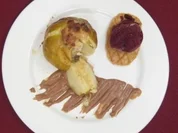 Geschmorter Apfel mit Nougatsoße und Eisbällchen - Rezept