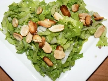 Rezept: Endiviensalat mit gerösteten Erdnüssen Endiviensalat mit gerösteten Erdnüssen - Rezept