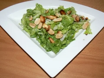 Rezept: Endiviensalat mit gerösteten Erdnüssen Endiviensalat mit gerösteten Erdnüssen - Rezept