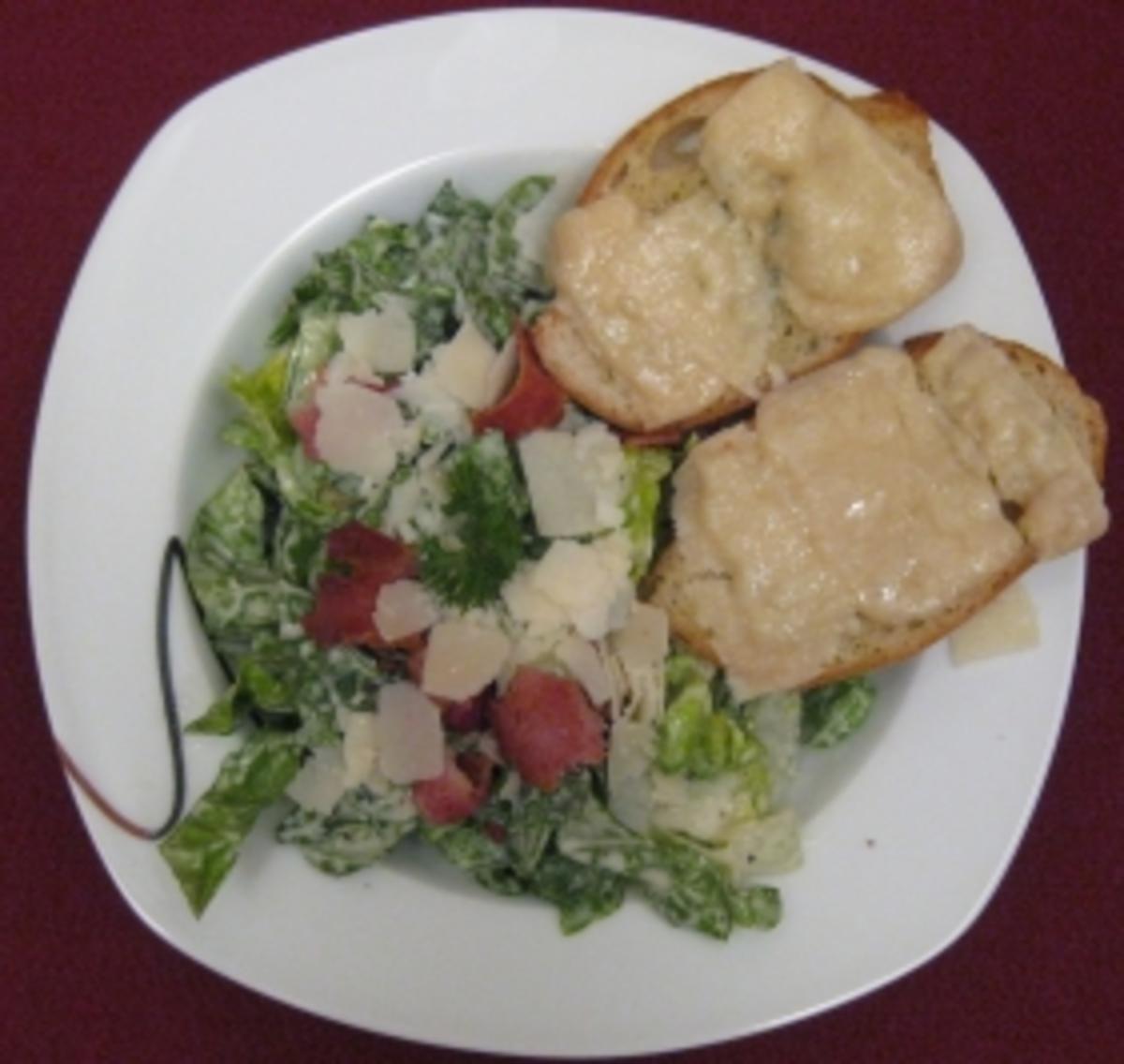 Caesars Salad with homemade cheesy garlic bread - Rezept