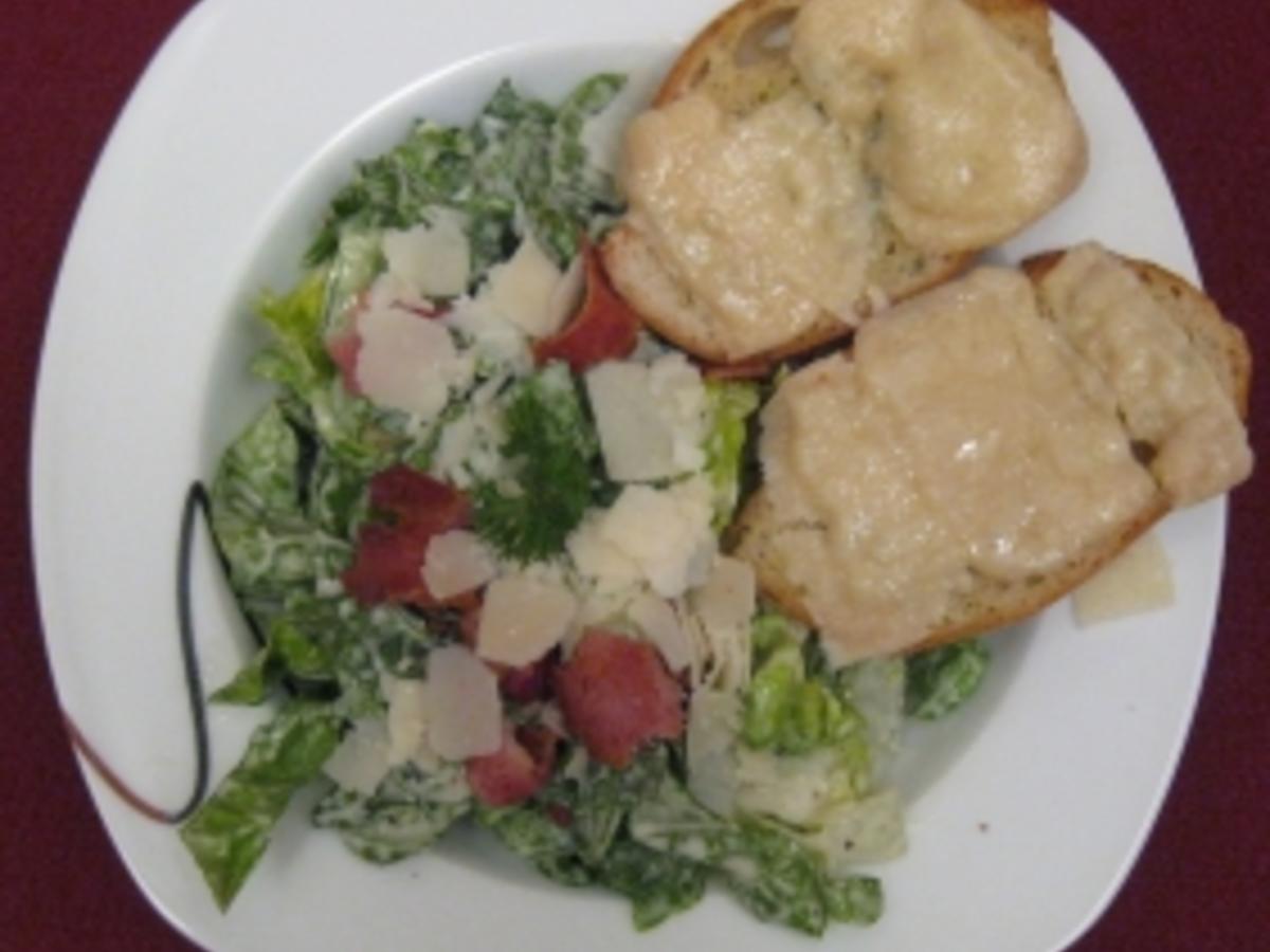 Caesars Salad with homemade cheesy garlic bread Rezept kochbar.de