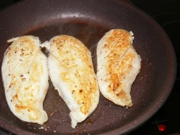 Rezept: Hähnchenbrustfilet in Chilikäse-Champignonsahnesauce Hähnchenbrustfilet in Chilikäse-Champignonsahnesauce - Rezept