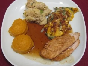 Truthahn - Cranberry Turkey with green bean casserole and sweet potato mash - Rezept
