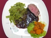 Solomillo de ternera al Brandy con tallarines verdes y zanahoria - Rezept