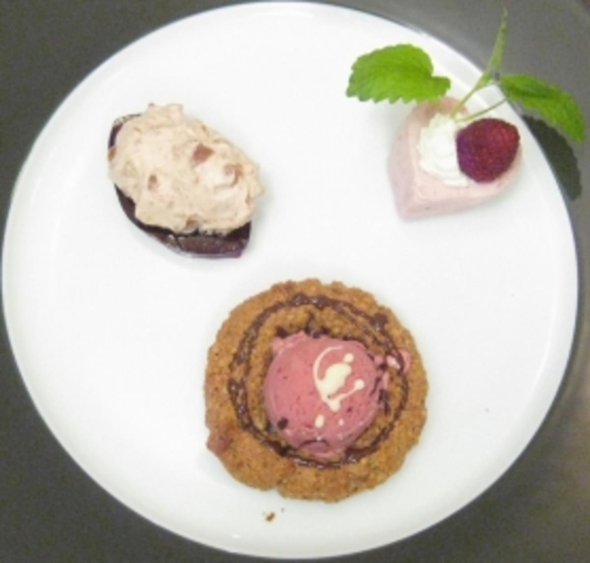 Gefrorenes von Waldbeeren im Lebkuchenring und Mousse auf Glühweinglibber - Rezept