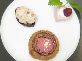 Gefrorenes von Waldbeeren im Lebkuchenring und Mousse auf Glühweinglibber - Rezept
