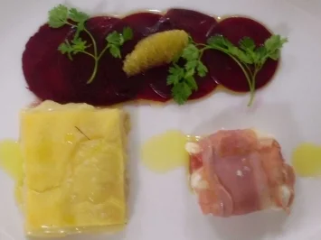 Tartiflette an Ziegenkäse in Knochenschinken auf Rote Bete Carpaccio - Rezept