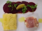 Tartiflette an Ziegenkäse in Knochenschinken auf Rote Bete Carpaccio - Rezept