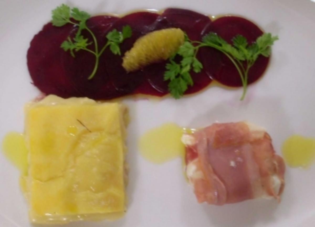 Bilder für Tartiflette an Ziegenkäse in Knochenschinken auf Rote Bete Carpaccio - Rezept