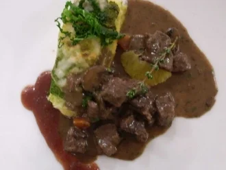 Rezept: Hirschragout an Polenta-Wirsingauflauf Hirschragout an Polenta-Wirsingauflauf - Rezept