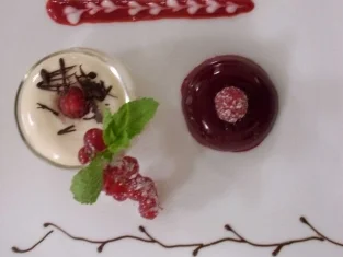 Joghurtcreme mit Himbeer-Götterspeise - Rezept