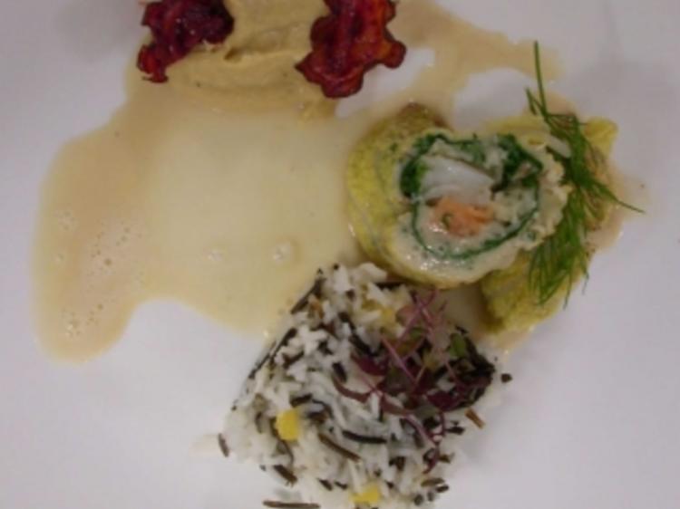 Wirsingroulade mit Lachs und Kabeljau auf Wildreis an Wirsingpüree ...