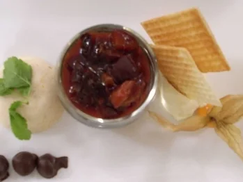 Rezept: Gewürzparfait an Zwetschgenkompott und Zimtwaffeln Gewürzparfait an Zwetschgenkompott und Zimtwaffeln - Rezept