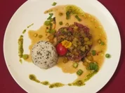 Rezept: Tatar vom Rinderfilet, halb roh gebraten, mit asiatischer Gurkensoรe und Duftreis Tatar vom Rinderfilet, halb roh gebraten, mit asiatischer Gurkensoรe und Duftreis - Rezept