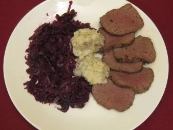 Hirschroastbeef mit Rotkraut und Kartoffelklößchen nach schwäbischem Rezept - Rezept
