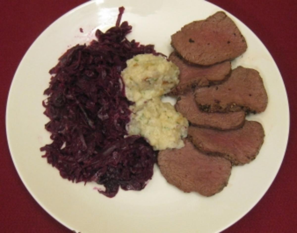 Bilder für Hirschroastbeef mit Rotkraut und Kartoffelklößchen nach schwäbischem Rezept - Rezept