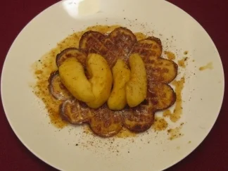 Kürbiswaffeln mit glasierten Apfelspalten - Rezept