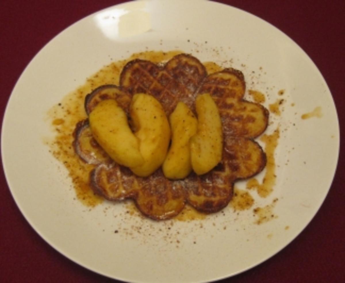 Kürbiswaffeln mit glasierten Apfelspalten - Rezept - kochbar.de