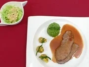 Asiatischer Rinderbraten mit Wan-Tan-Ravioli und japanischem Gurkensalat - Rezept