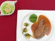 Asiatischer Rinderbraten mit Wan-Tan-Ravioli und japanischem Gurkensalat - Rezept