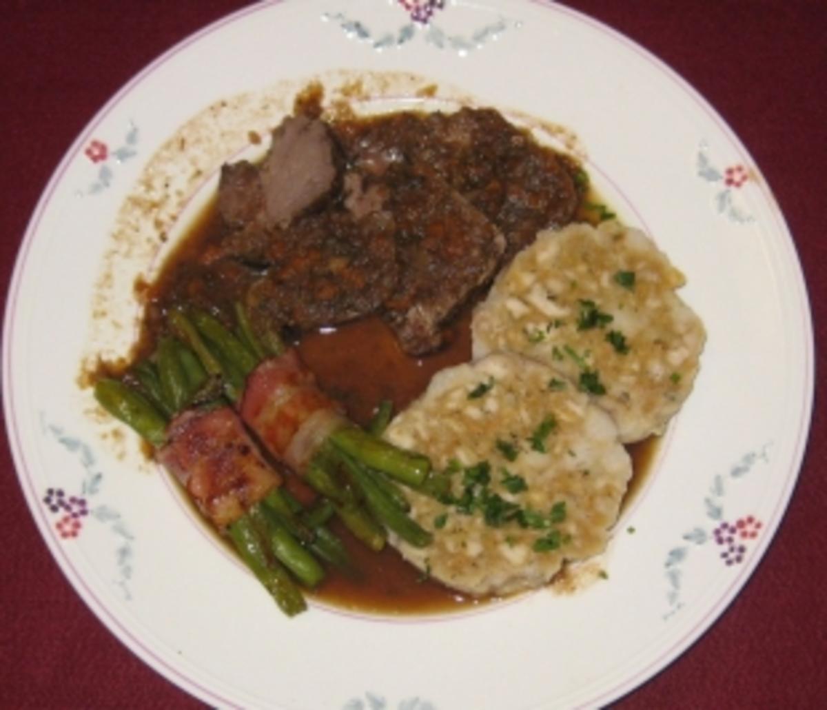 Bilder für Lungenbraten mit Fisolen im Speckmantel, Wurzelgemüse-Soße und Serviettenknödel - Rezept