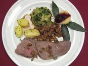 Hirschkugel in Wacholder-Rahm mit Preiselbeeren, Speckwirsing und Kartoffeln - Rezept