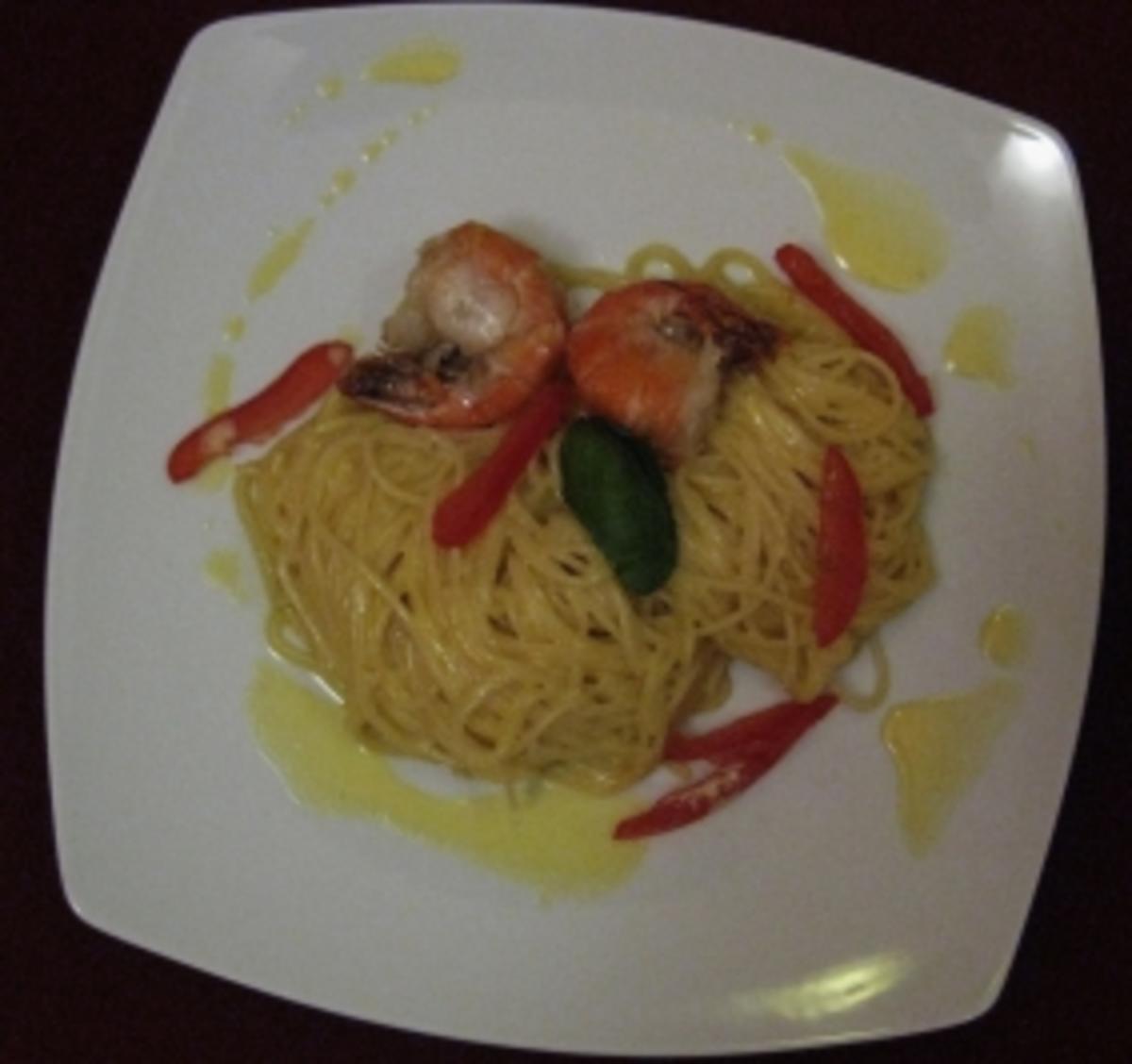 Scampi beschwipst auf Spaghettinest mit Sahne-Weißweinsoße und Trüffelöl - Rezept