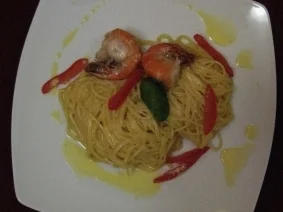 Rezept: Scampi beschwipst auf Spaghettinest mit Sahne-Weißweinsoße und Trüffelöl Scampi beschwipst auf Spaghettinest mit Sahne-Weißweinsoße und Trüffelöl - Rezept