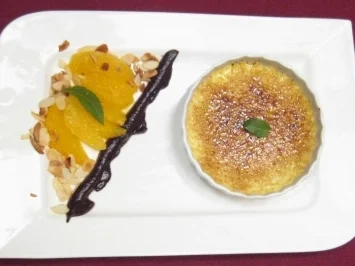 Rezept: Creme Brulee mit flambierten Orangenfilets und gerösteten Mandeln Creme Brulee mit flambierten Orangenfilets und gerösteten Mandeln - Rezept