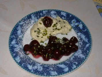 Marzipan-Mousse auf Zimt-Kirschen - Rezept