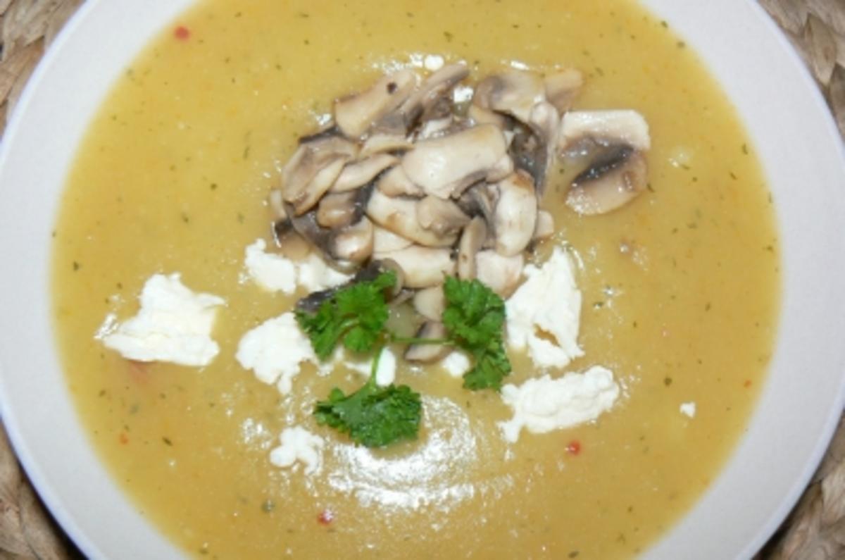 Kartoffelsuppe mit gebratenen Champignons und Fetakäse - Rezept