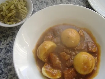 Rindersaftgulasch mit Knödel und Bohnensalat - Rezept