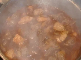 Rindersaftgulasch mit Knödel und Bohnensalat - Rezept