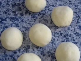 Rindersaftgulasch mit Knödel und Bohnensalat - Rezept