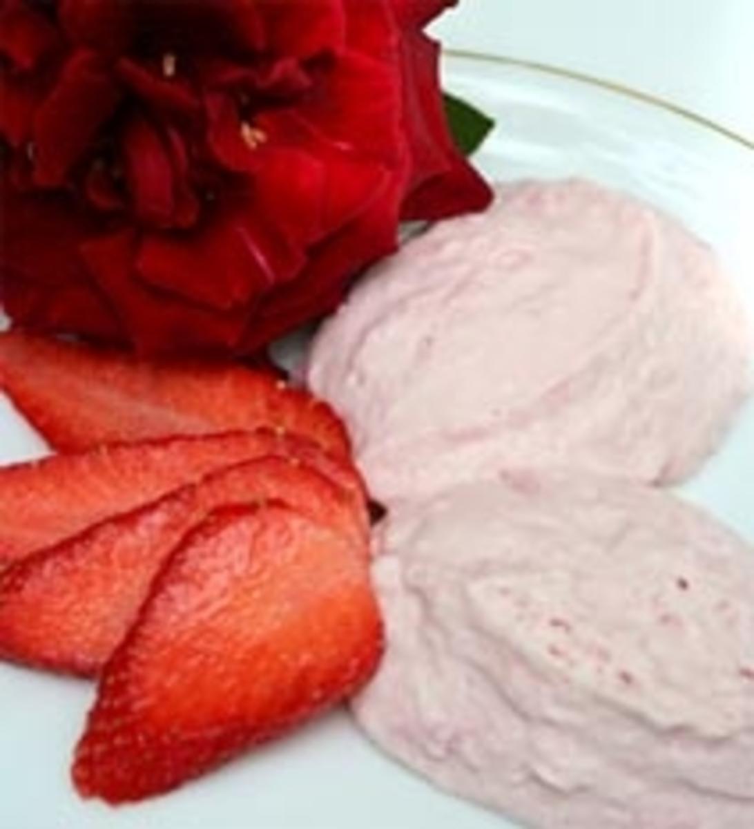 Rosenblütenmousse mit frischen Erdbeeren - Rezept - kochbar.de