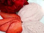 Rezept: Rosenblรผtenmousse mit frischen Erdbeeren Rosenblรผtenmousse mit frischen Erdbeeren - Rezept