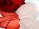 Rosenblütenmousse mit frischen Erdbeeren - Rezept