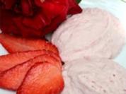 Rosenblütenmousse mit frischen Erdbeeren - Rezept