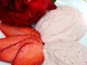 Rosenblütenmousse mit frischen Erdbeeren - Rezept
