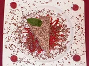 Eistorte auf Himbeerspiegel mit Schokoraspeln und Minzblatt - Rezept