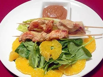 Saté-Spieße auf grünem Bett - Rezept