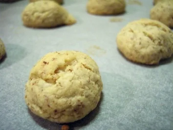 Plätzchen: Schnelle Marzipan-Knöpfe - Rezept